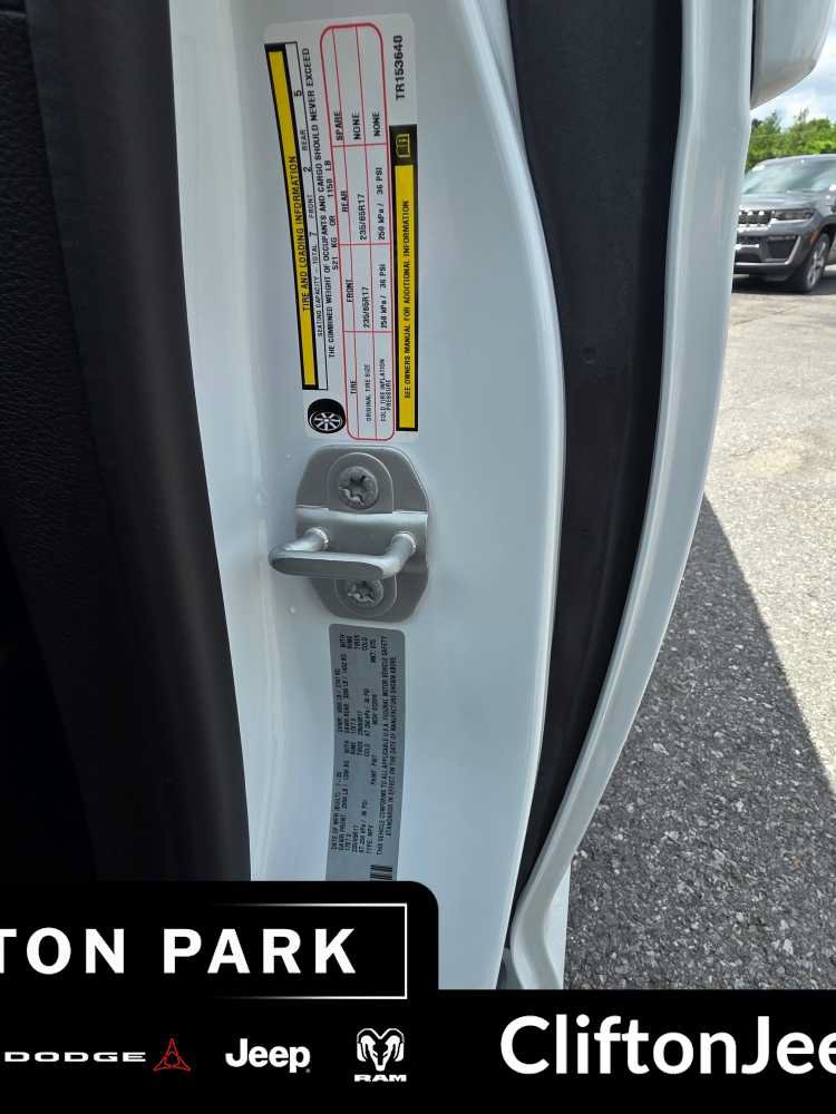 Used 2026 Chrysler Pacifica Select FWD image 25