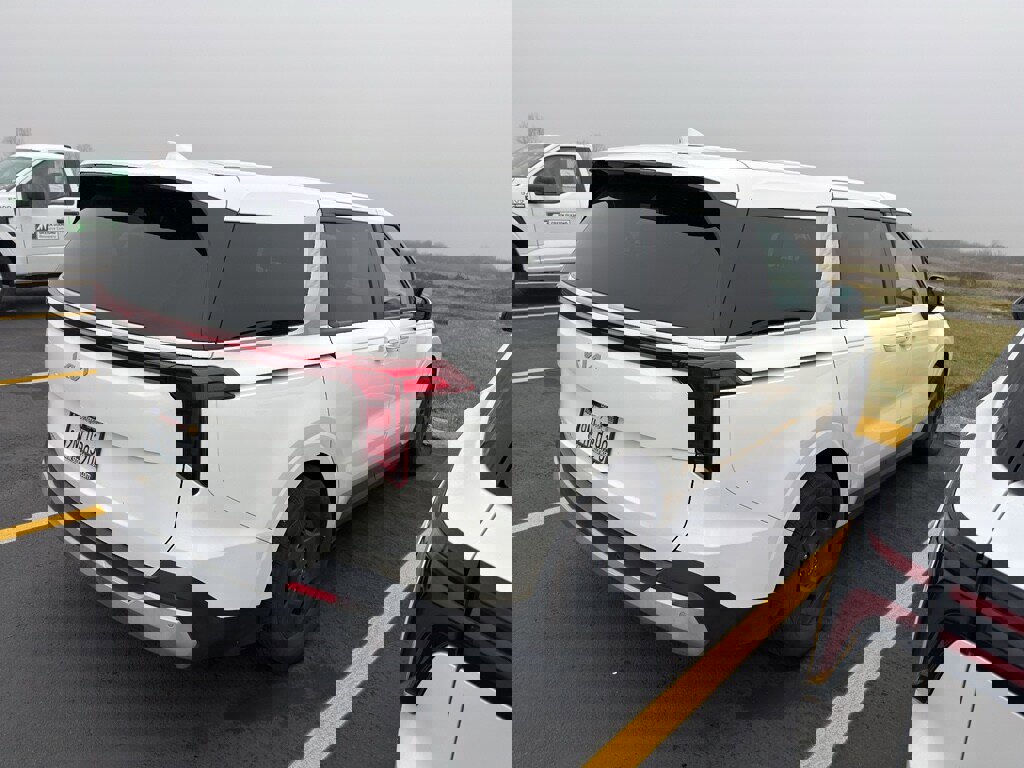 Used 2025 Kia Carnival image 3