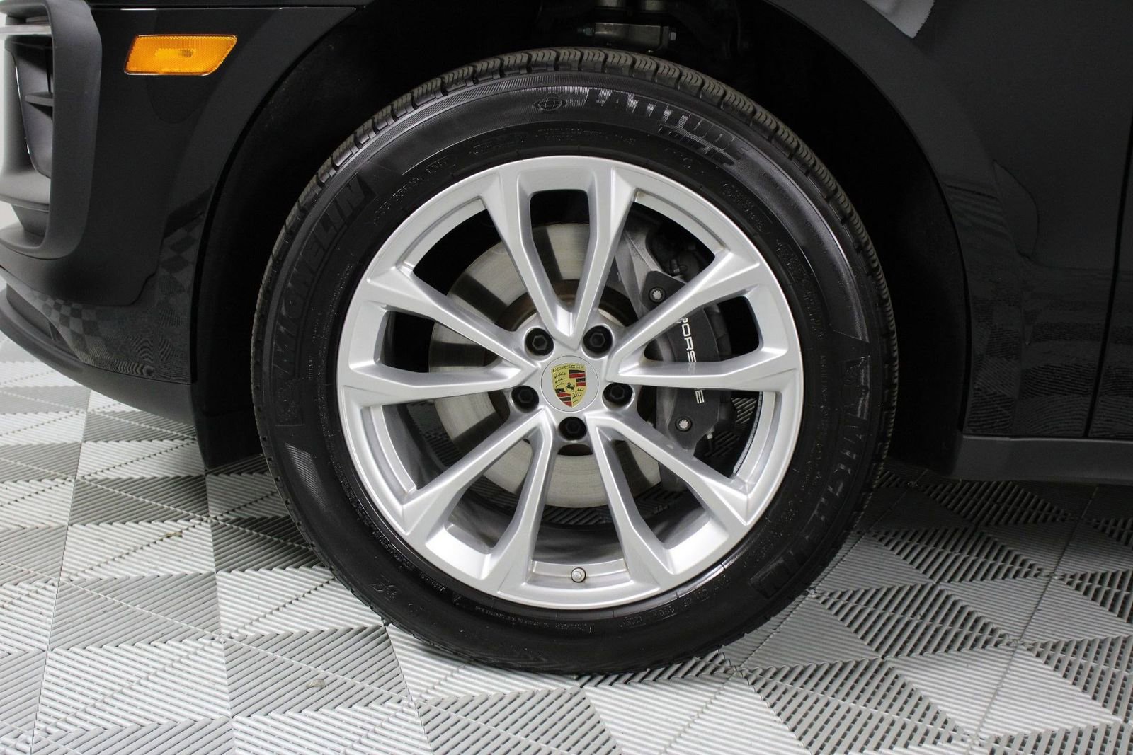 Certified 2025 Porsche Macan AWD/4WD image 30
