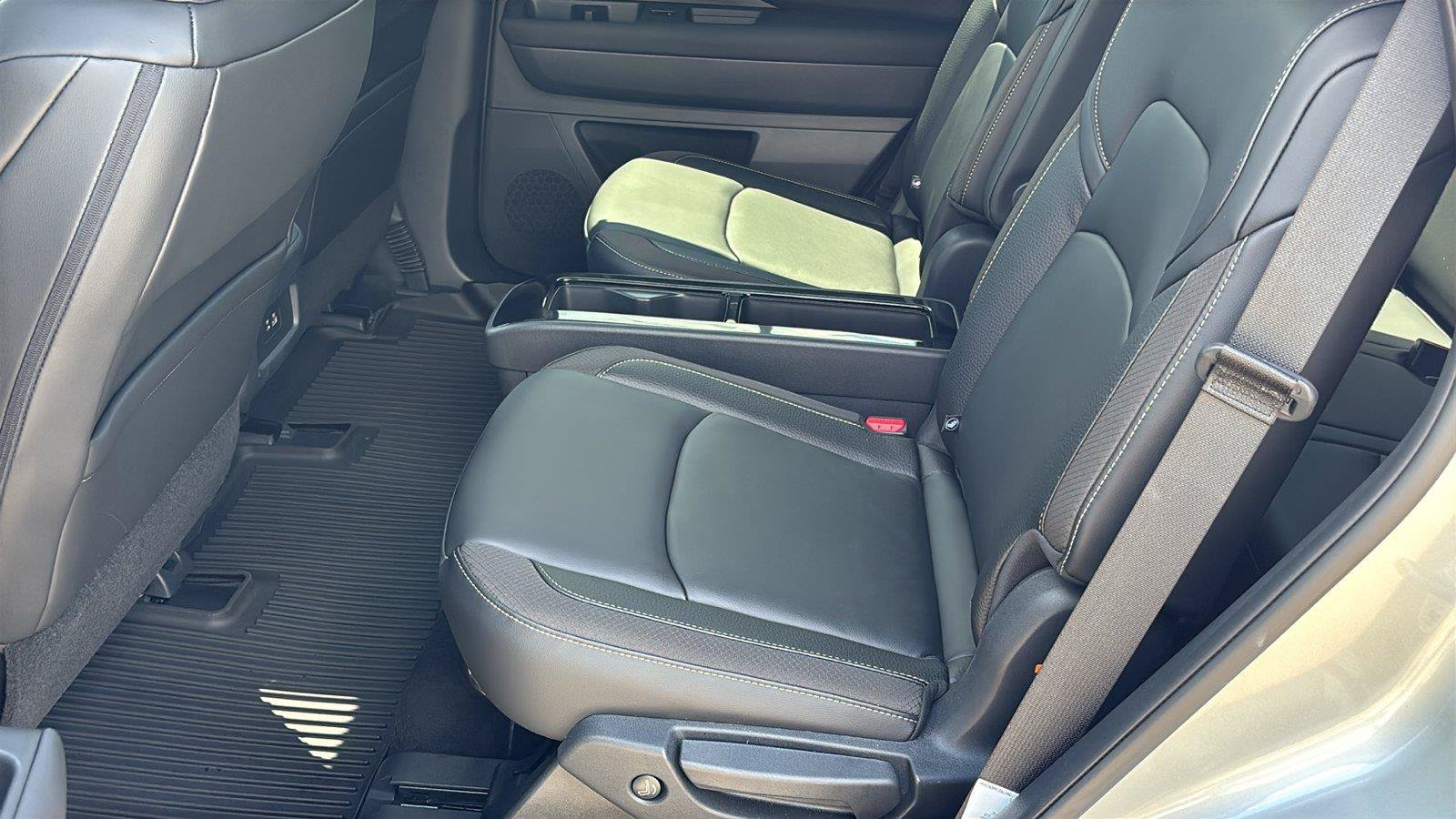 Used 2025 Nissan Pathfinder SL w/ SL Premium Package FWD image 17