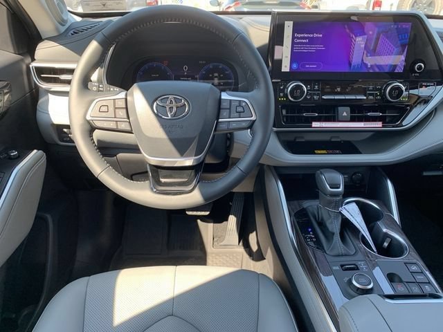 New 2025 Toyota Highlander Platinum AWD/4WD image 16