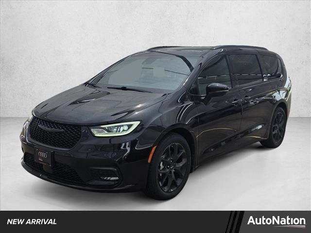 Used 2022 Chrysler Pacifica Touring-L w/ Uconnect Theater Family Group
