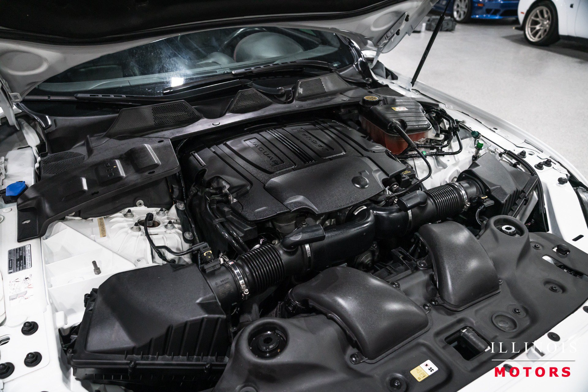 Used 2017 Jaguar XJ R RWD image 39