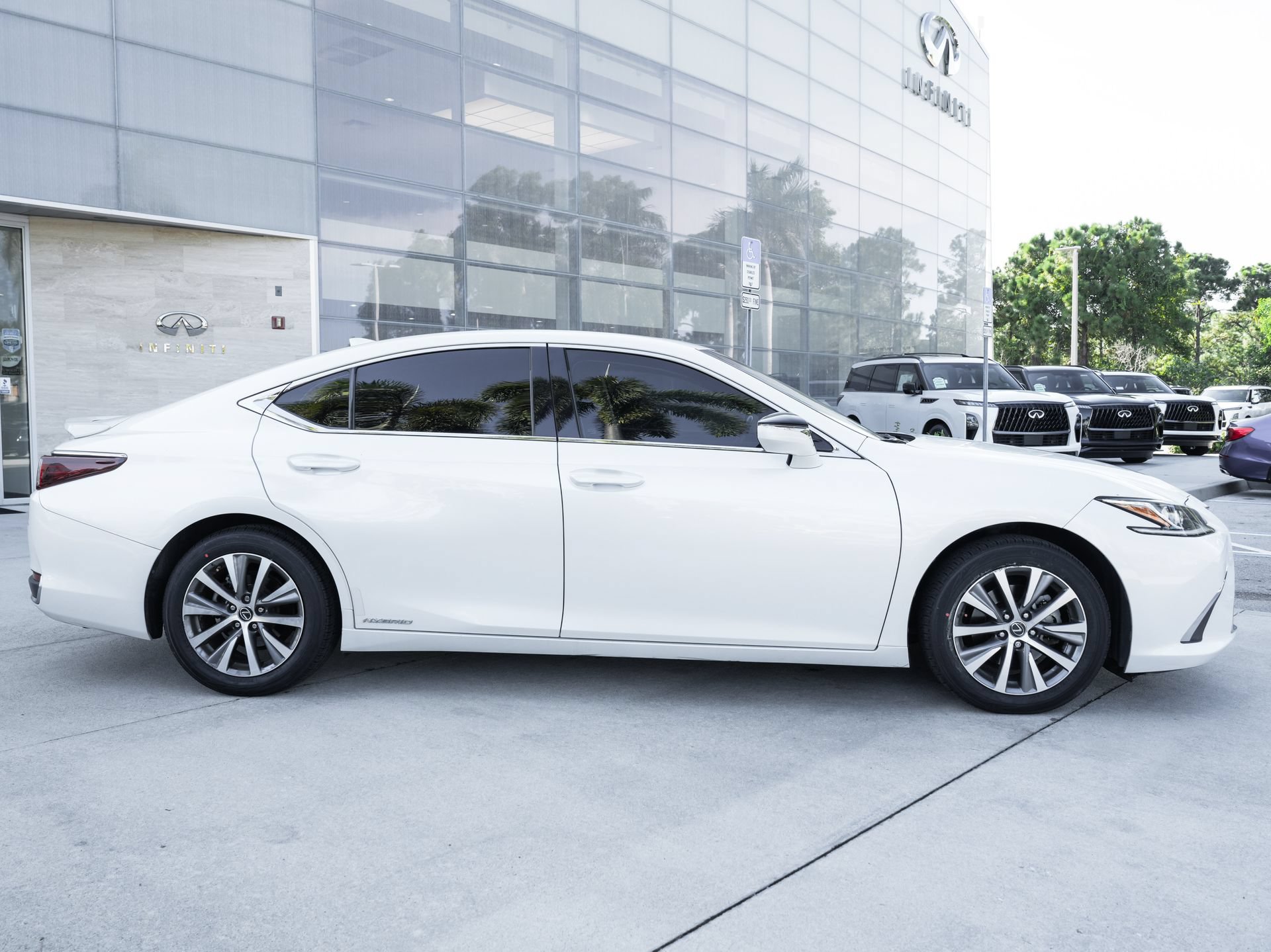 Used 2020 Lexus ES 300h w/ Premium Package FWD image 11