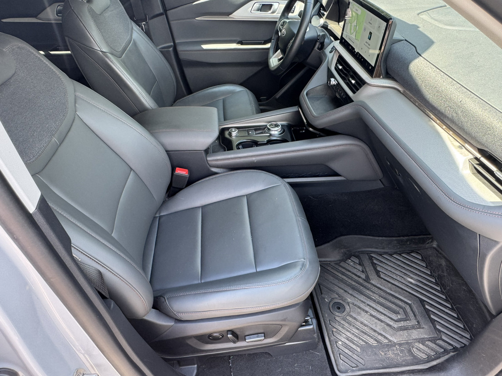 Used 2025 Ford Explorer Active w/ Active Comfort Package RWD image 15