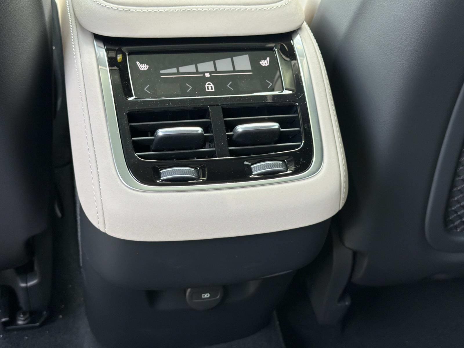 New 2027 Volvo XC90 B6 Plus AWD/4WD image 10
