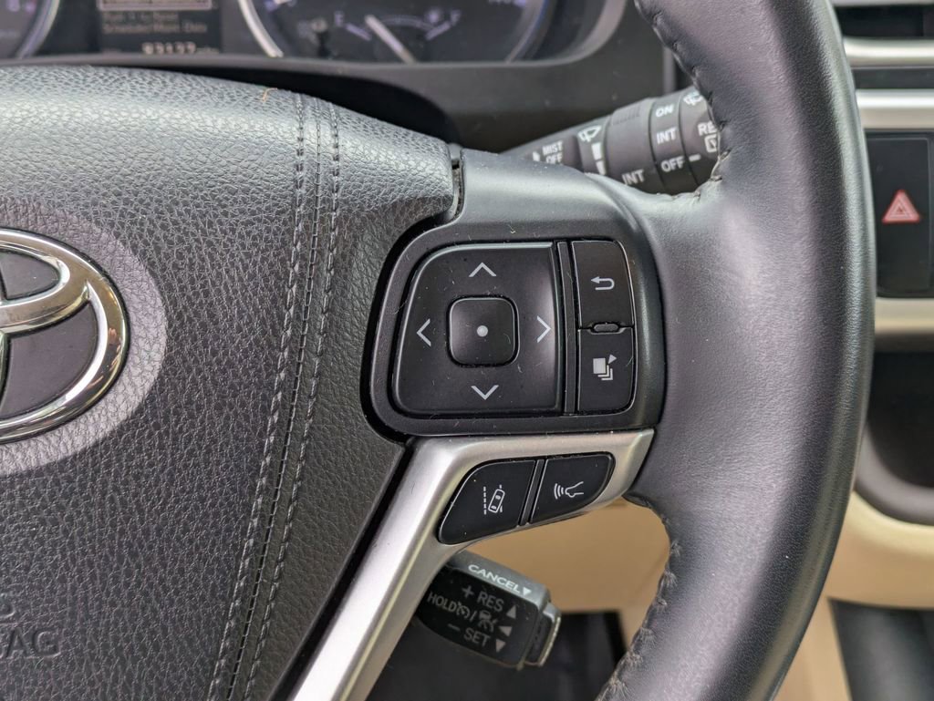Used 2019 Toyota Highlander SE image 22