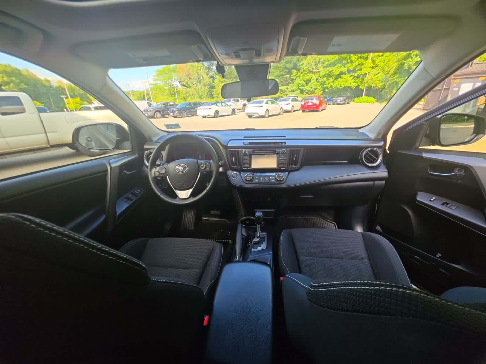Used 2018 Toyota RAV4 XLE AWD/4WD image 25