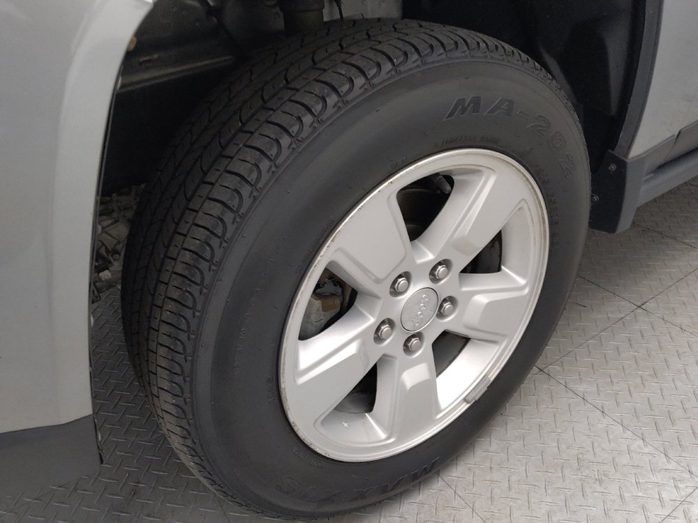 Used 2017 Jeep Compass Latitude FWD image 31