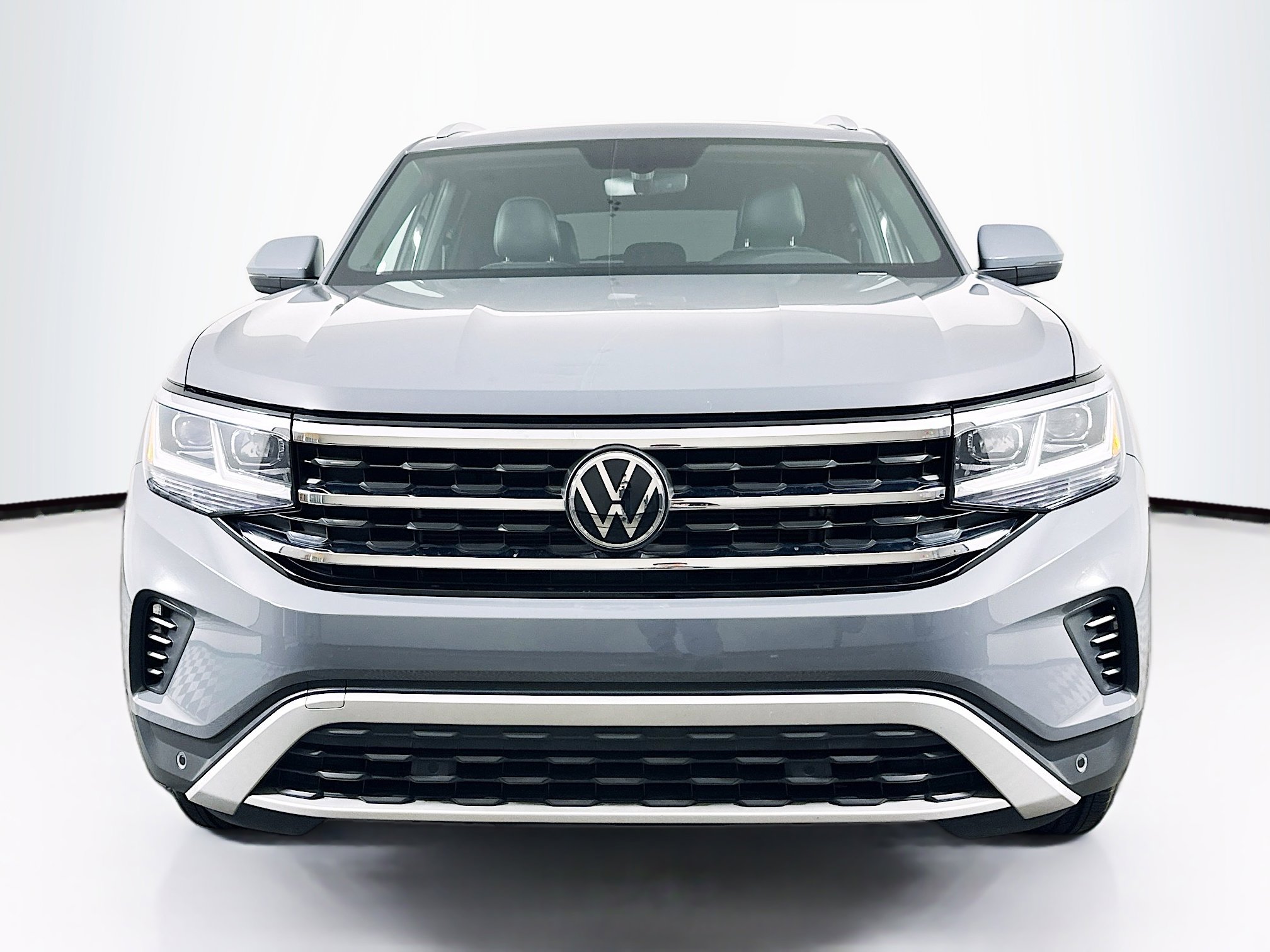 Used 2021 Volkswagen Atlas Cross Sport SE w/ Panoramic Sunroof Package image 2