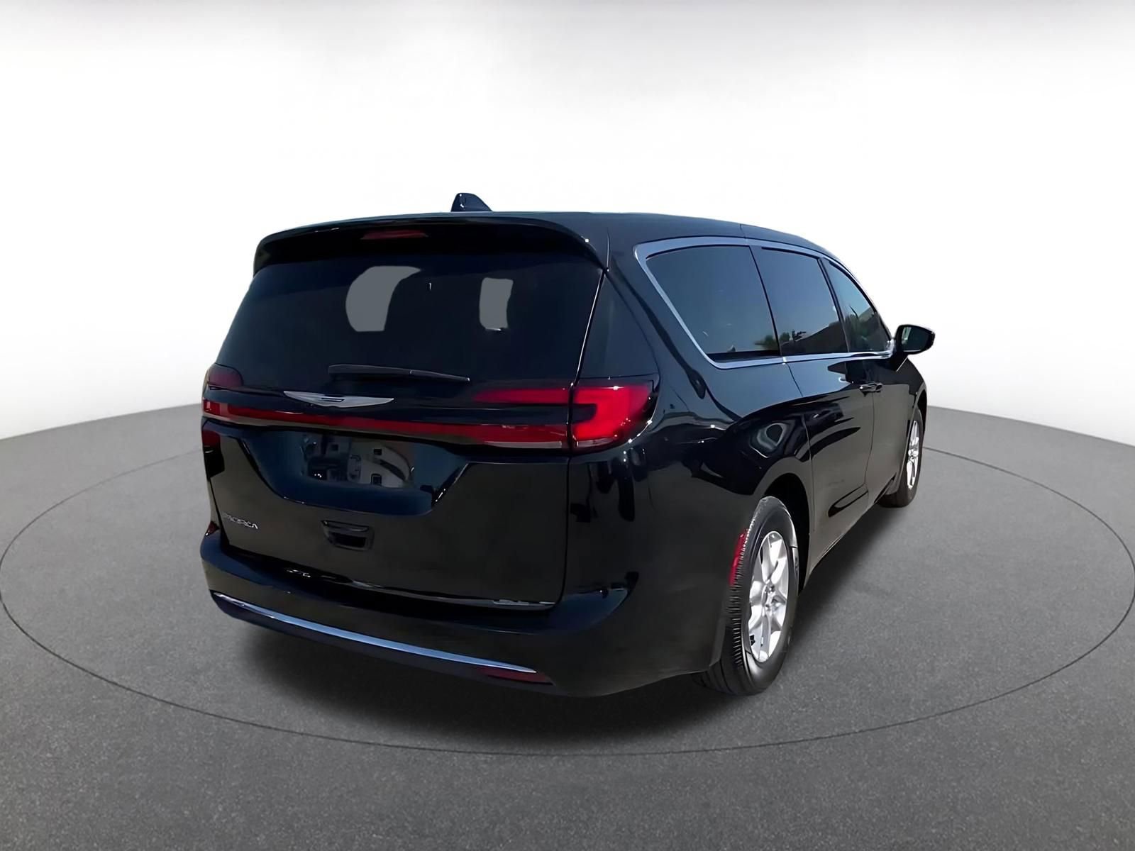 Used 2025 Chrysler Pacifica Select image 14