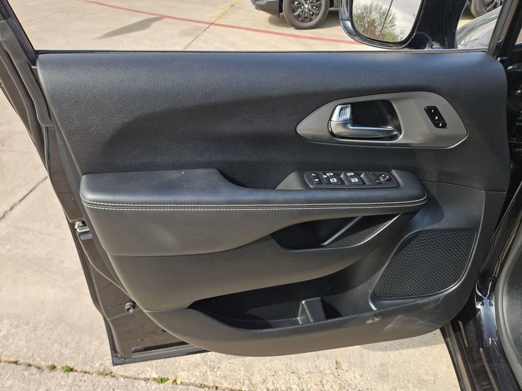 Used 2025 Chrysler Pacifica Select image 14