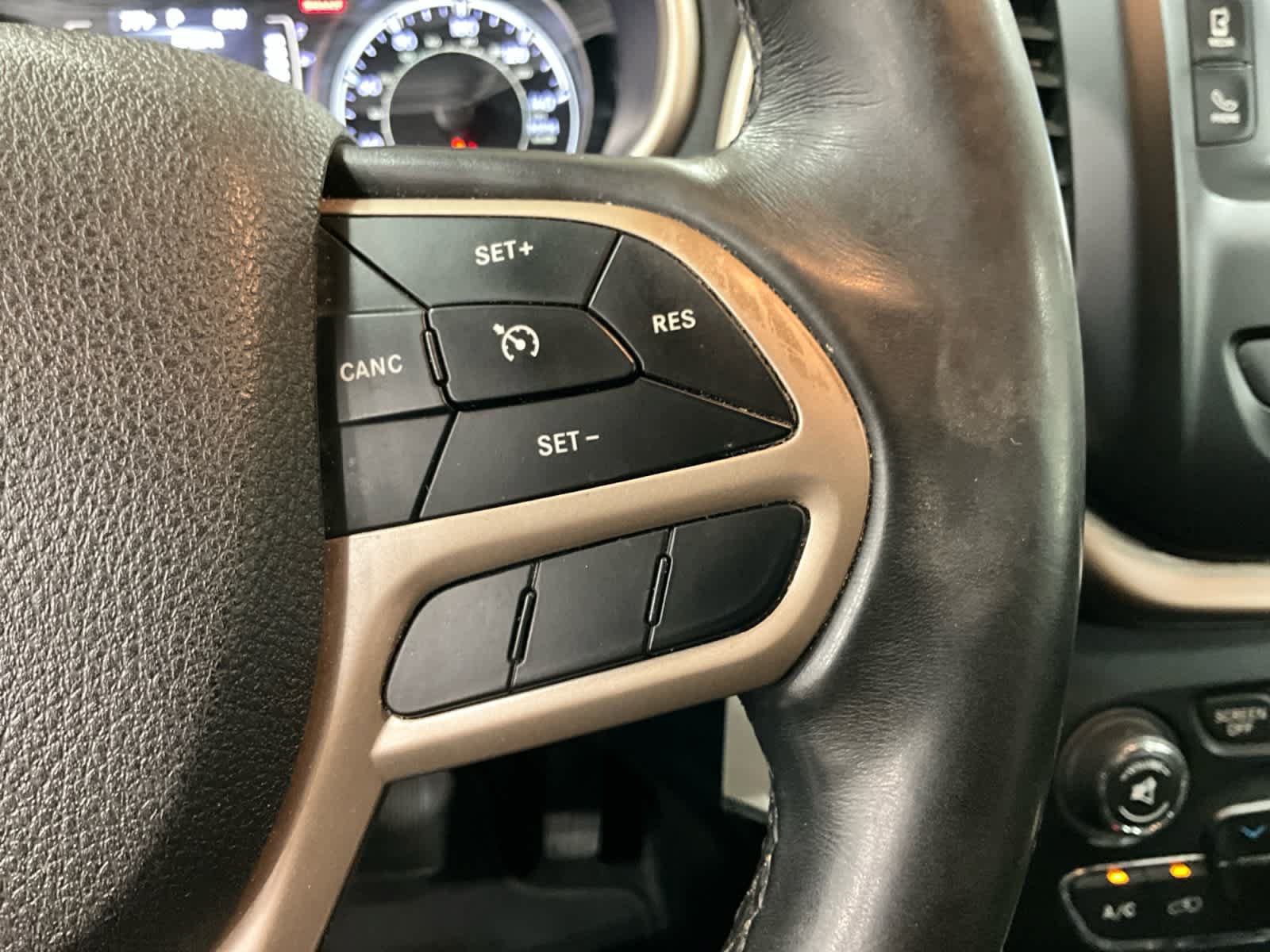 Used 2017 Jeep Cherokee Latitude AWD/4WD image 19