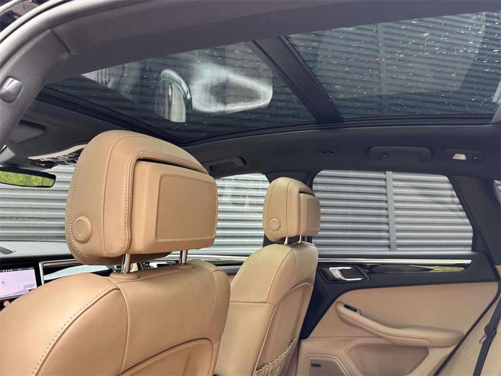 Certified 2025 Porsche Macan image 15