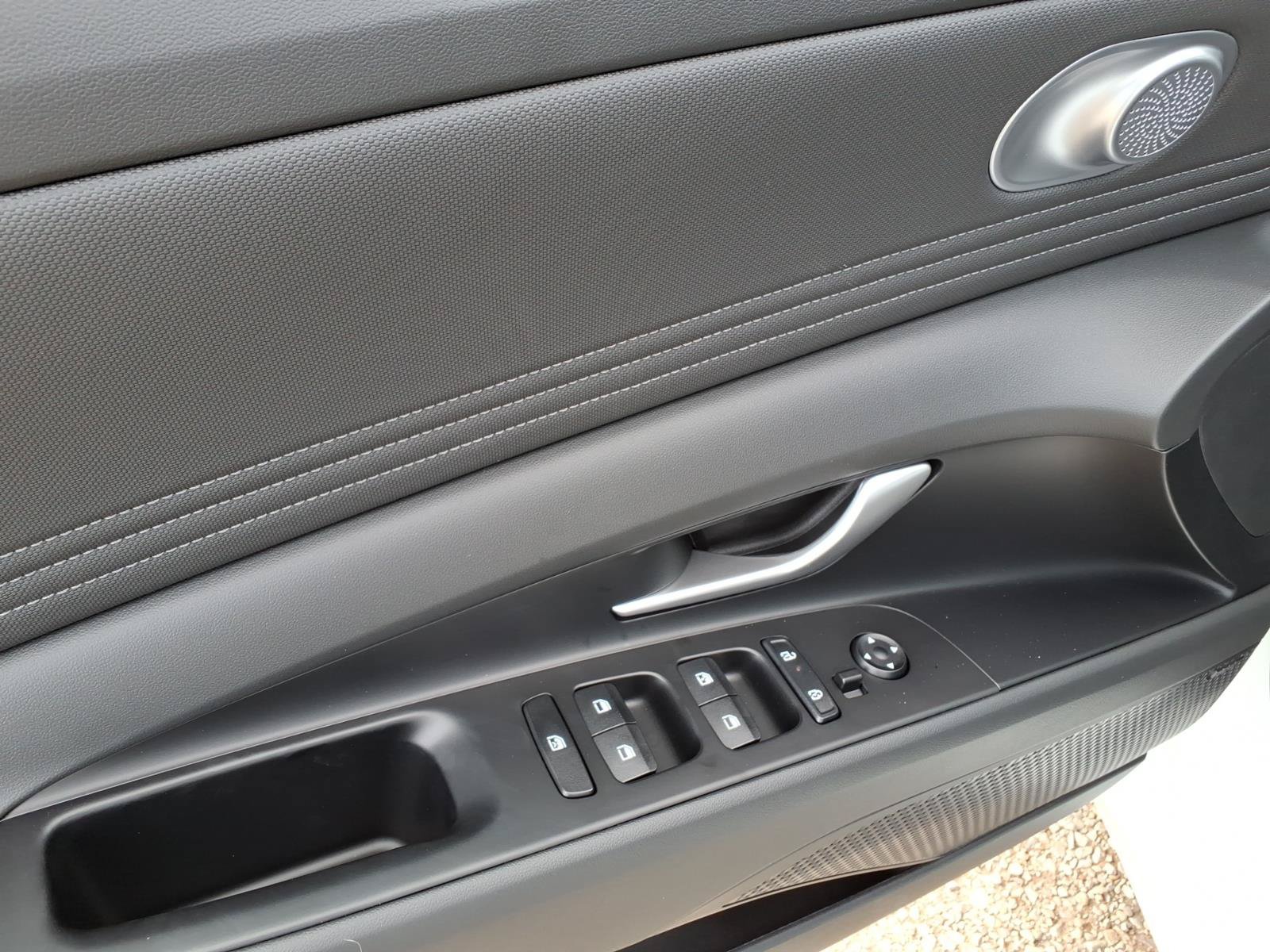 New 2026 Hyundai Elantra Limited FWD image 9