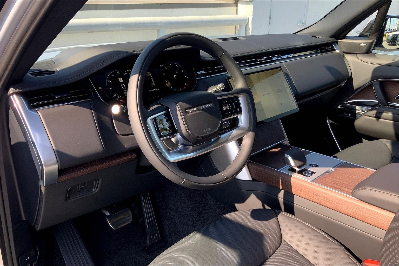New 2025 Land Rover Range Rover Long Wheelbase SE AWD/4WD image 5