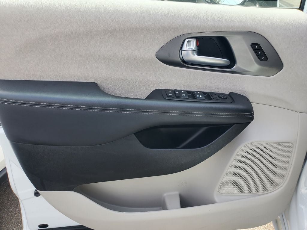 Used 2024 Chrysler Pacifica Touring-L FWD image 6