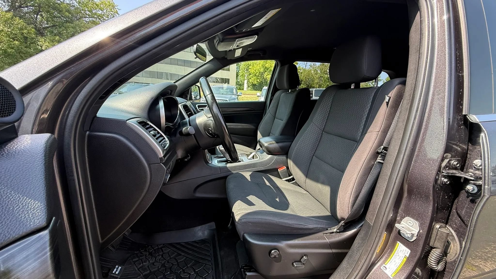 Used 2019 Jeep Grand Cherokee Laredo AWD/4WD image 2