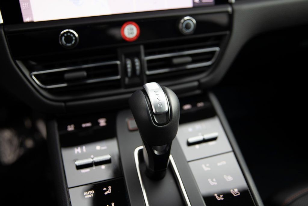 Certified 2025 Porsche Macan image 17