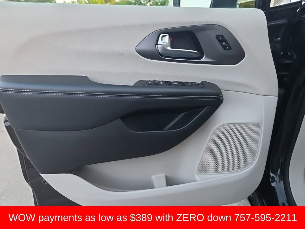 Used 2023 Chrysler Pacifica Touring-L image 6