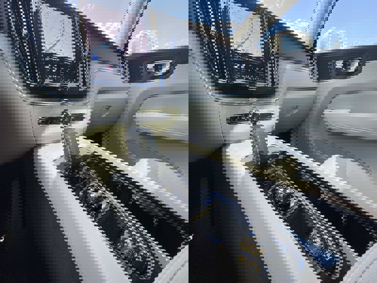 Used 2023 Volvo XC60 B5 Plus w/ Climate Package AWD/4WD image 30