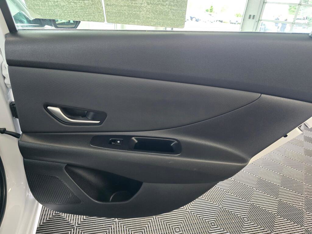 Used 2025 Hyundai Elantra SEL FWD image 40
