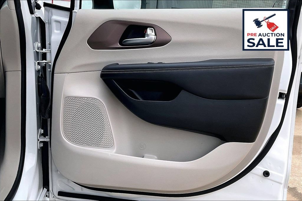 Used 2023 Chrysler Voyager LX FWD image 23