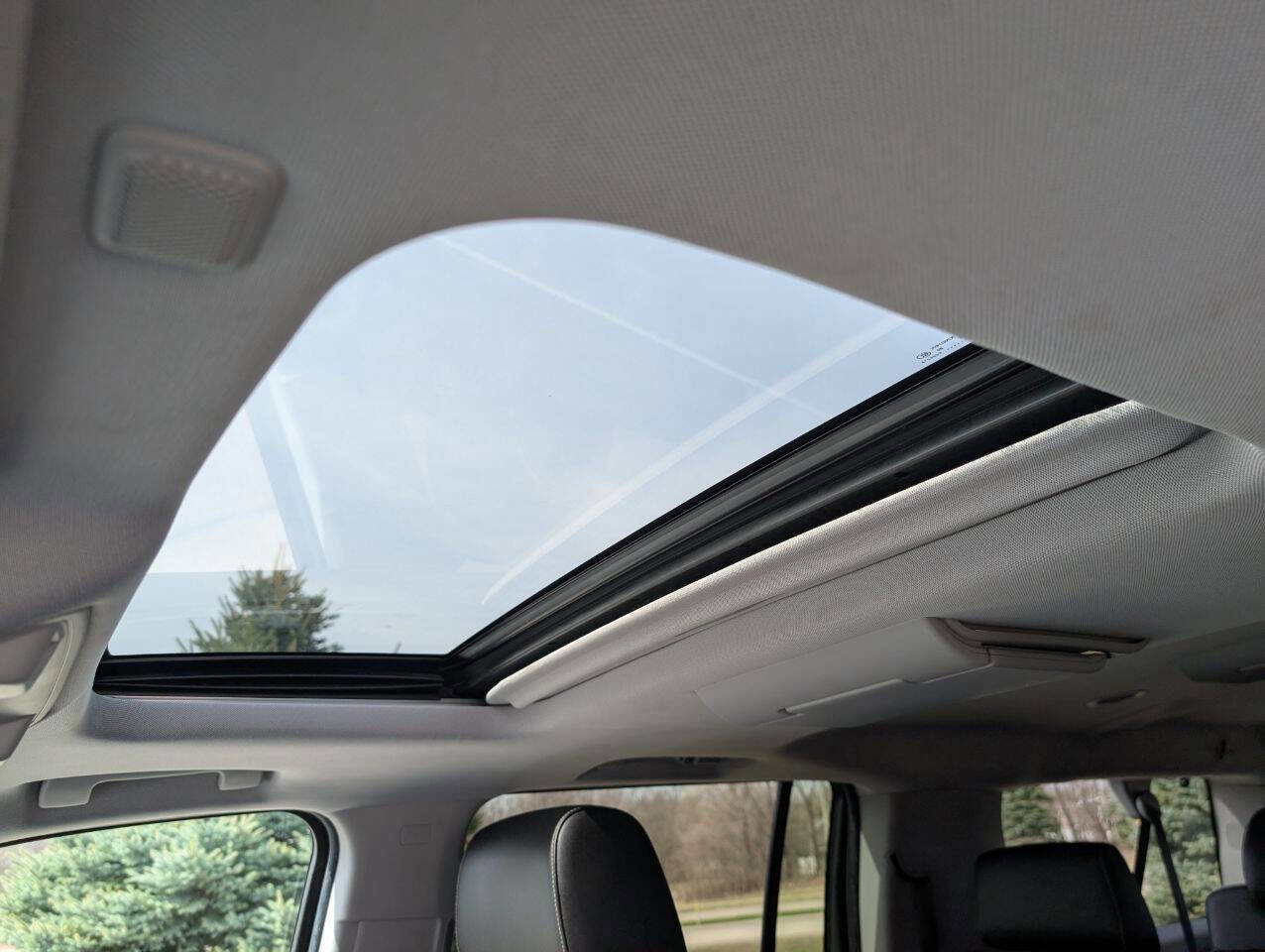 Used 2015 Chevrolet Suburban LT image 18