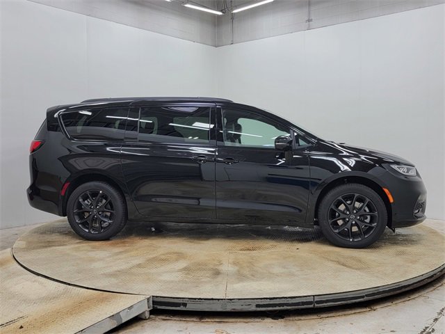 New 2026 Chrysler Pacifica Limited w/ S Appearance Package image 4