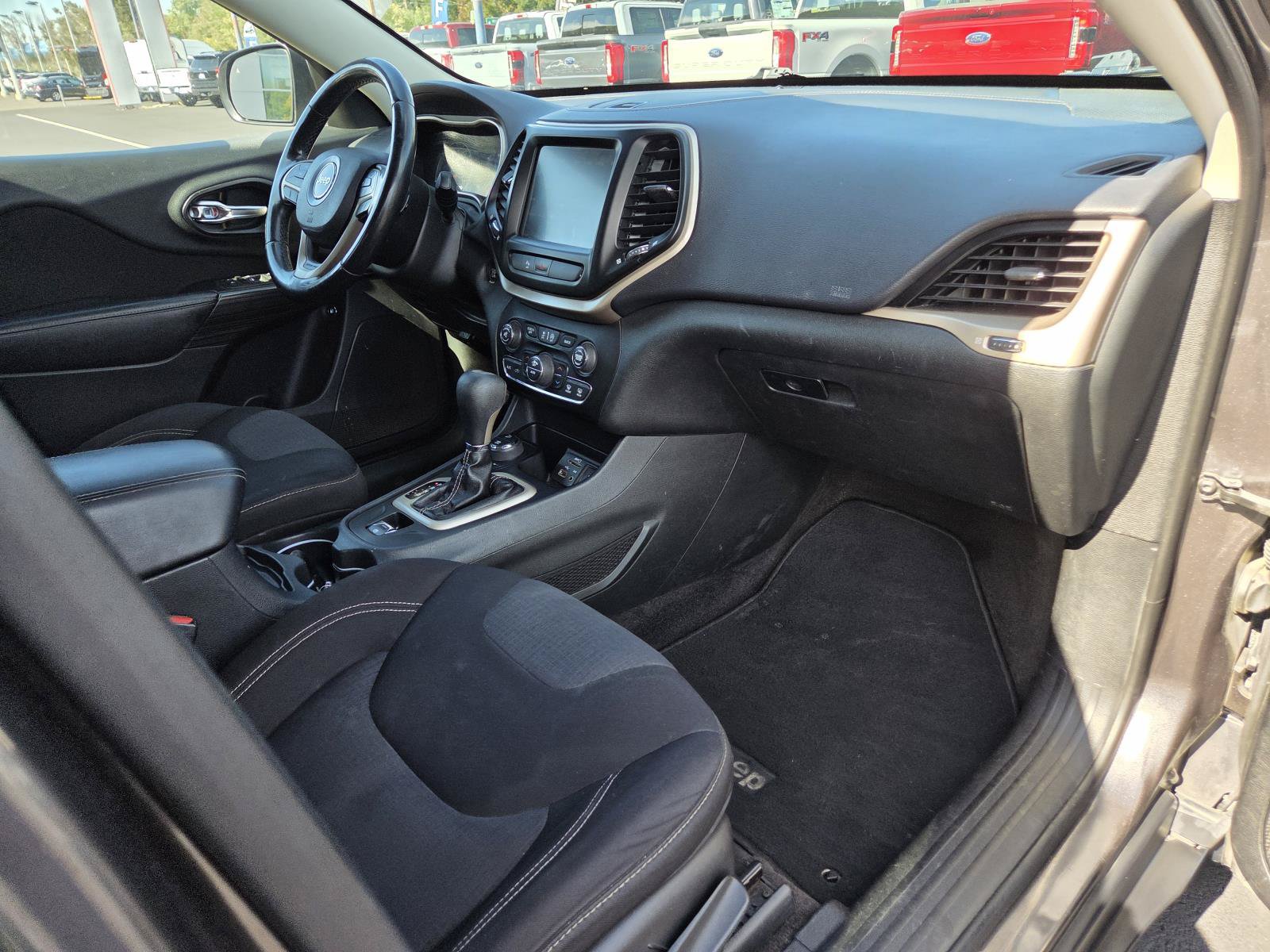 Used 2015 Jeep Cherokee Latitude w/ Comfort/Convenience Group AWD/4WD image 21