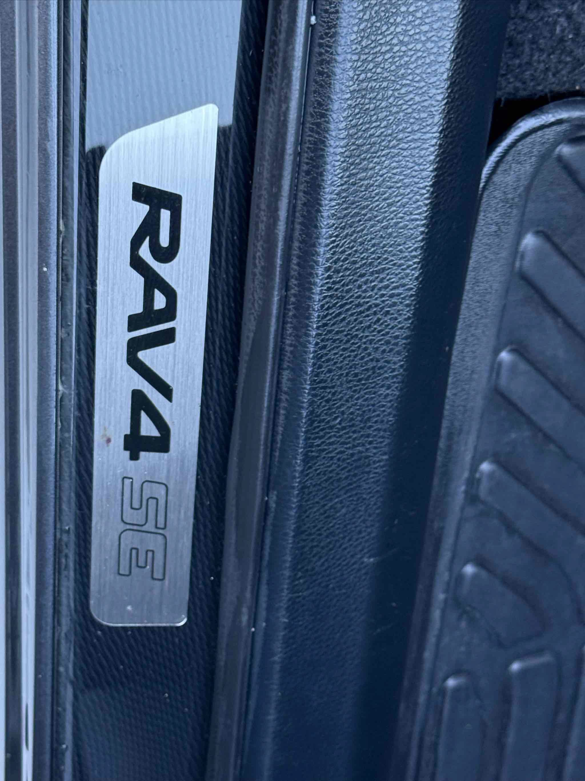 Used 2018 Toyota RAV4 SE w/ All Weather Liner Package FWD image 48
