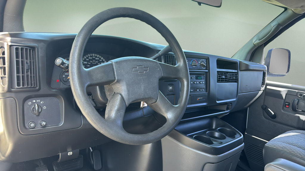 Used 2006 Chevrolet Express 1500 Passenger RWD image 16
