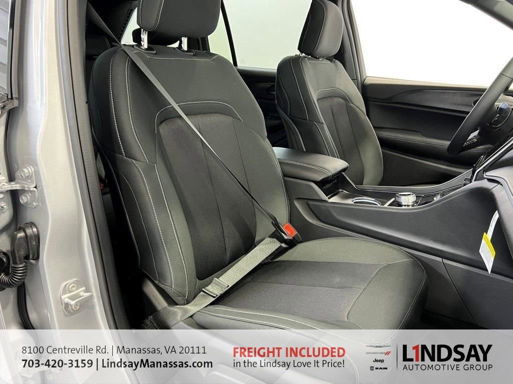 New 2025 Jeep Grand Cherokee Laredo w/ Luxury Tech Group I image 11