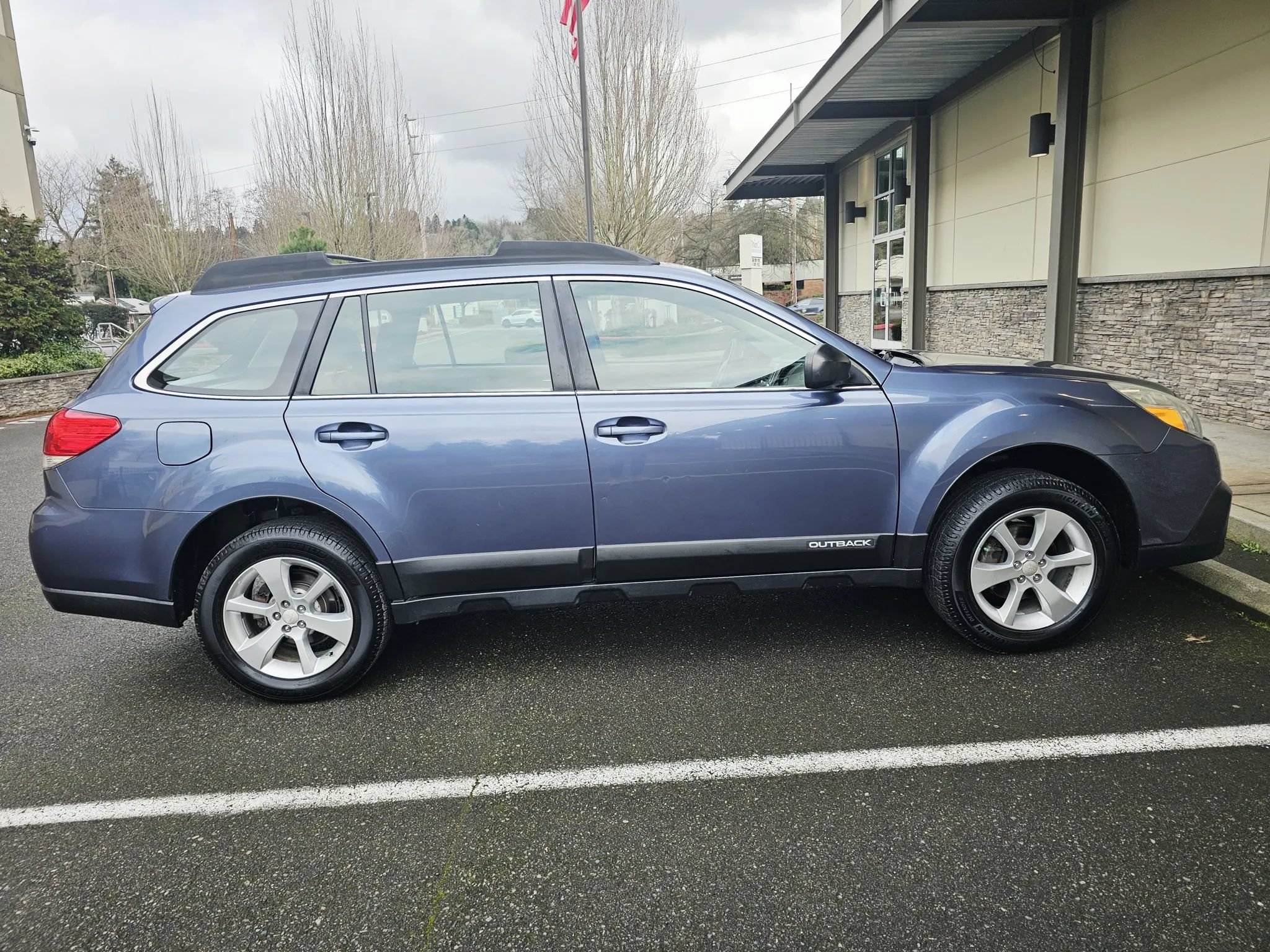 Used 2014 Subaru Outback 2.5i w/ Alloy Wheel Package AWD/4WD image 6