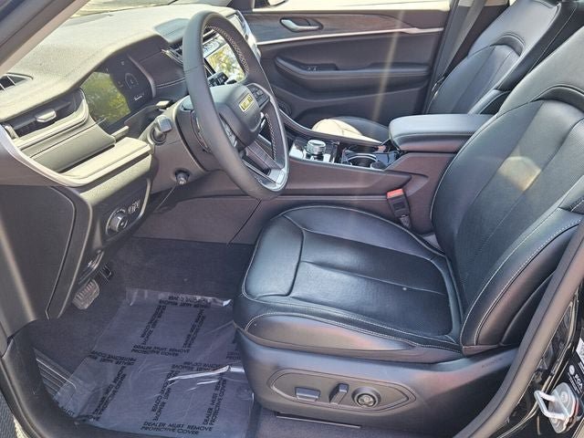 Used 2023 Jeep Grand Cherokee Limited w/ Luxury Tech Group II AWD/4WD image 18