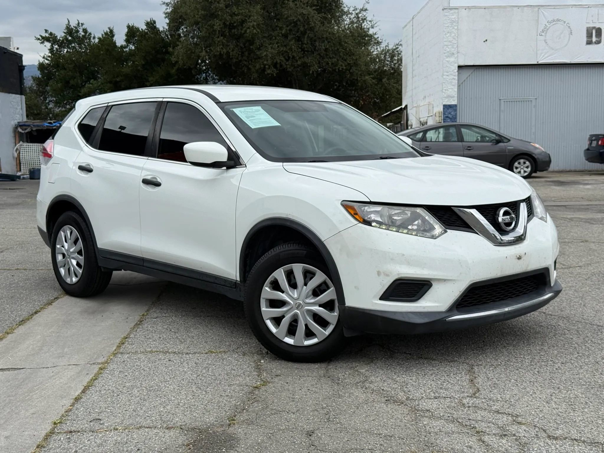 Used 2016 Nissan Rogue S FWD image 1