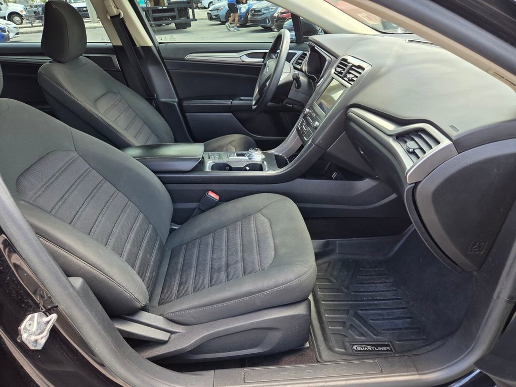 Used 2020 Ford Fusion SE FWD image 17