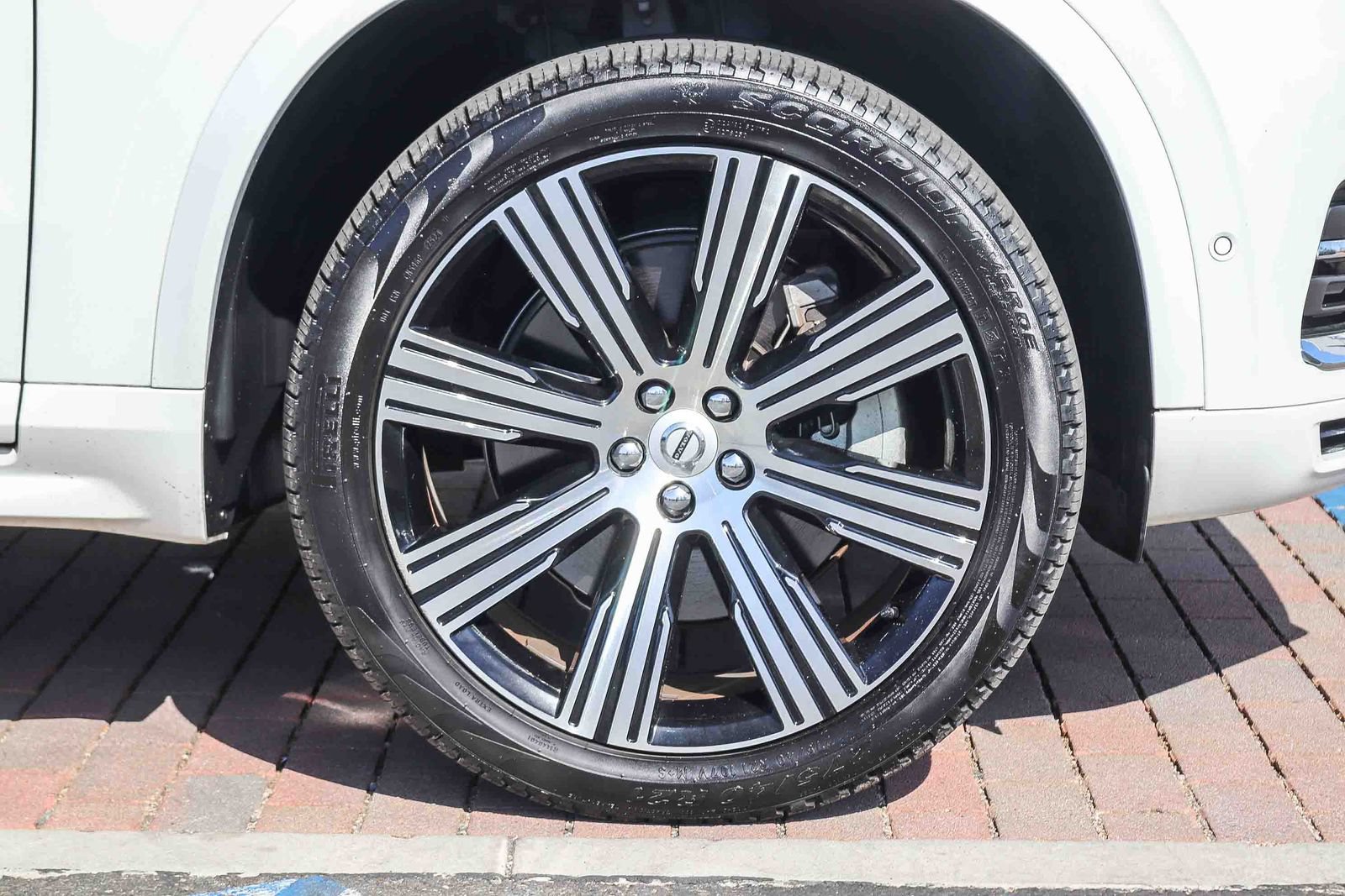 Used 2025 Volvo XC90 T8 Plus w/ Protection Package Premier AWD/4WD image 11