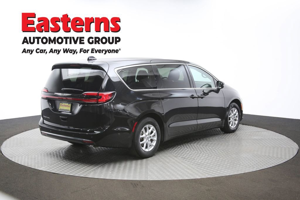 Used 2023 Chrysler Pacifica Touring-L FWD image 40