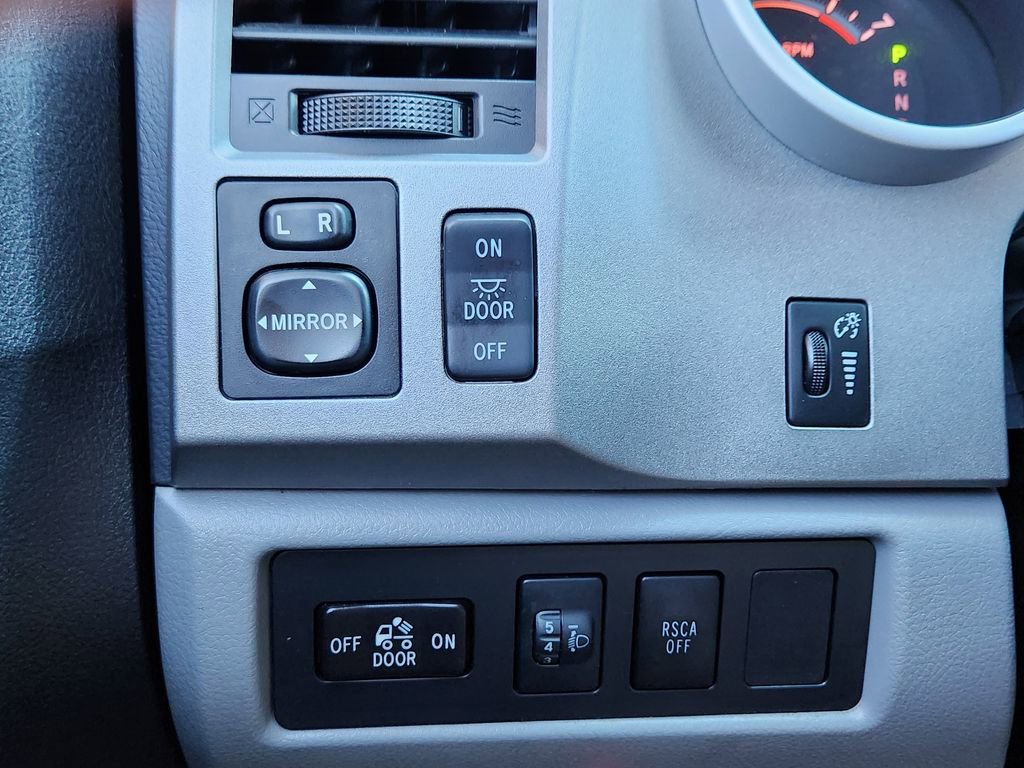 Used 2013 Toyota Tundra 4x4 CrewMax image 12