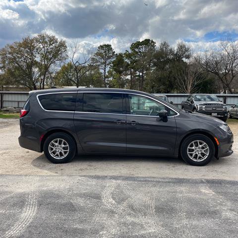 Used 2023 Chrysler Voyager LX image 3