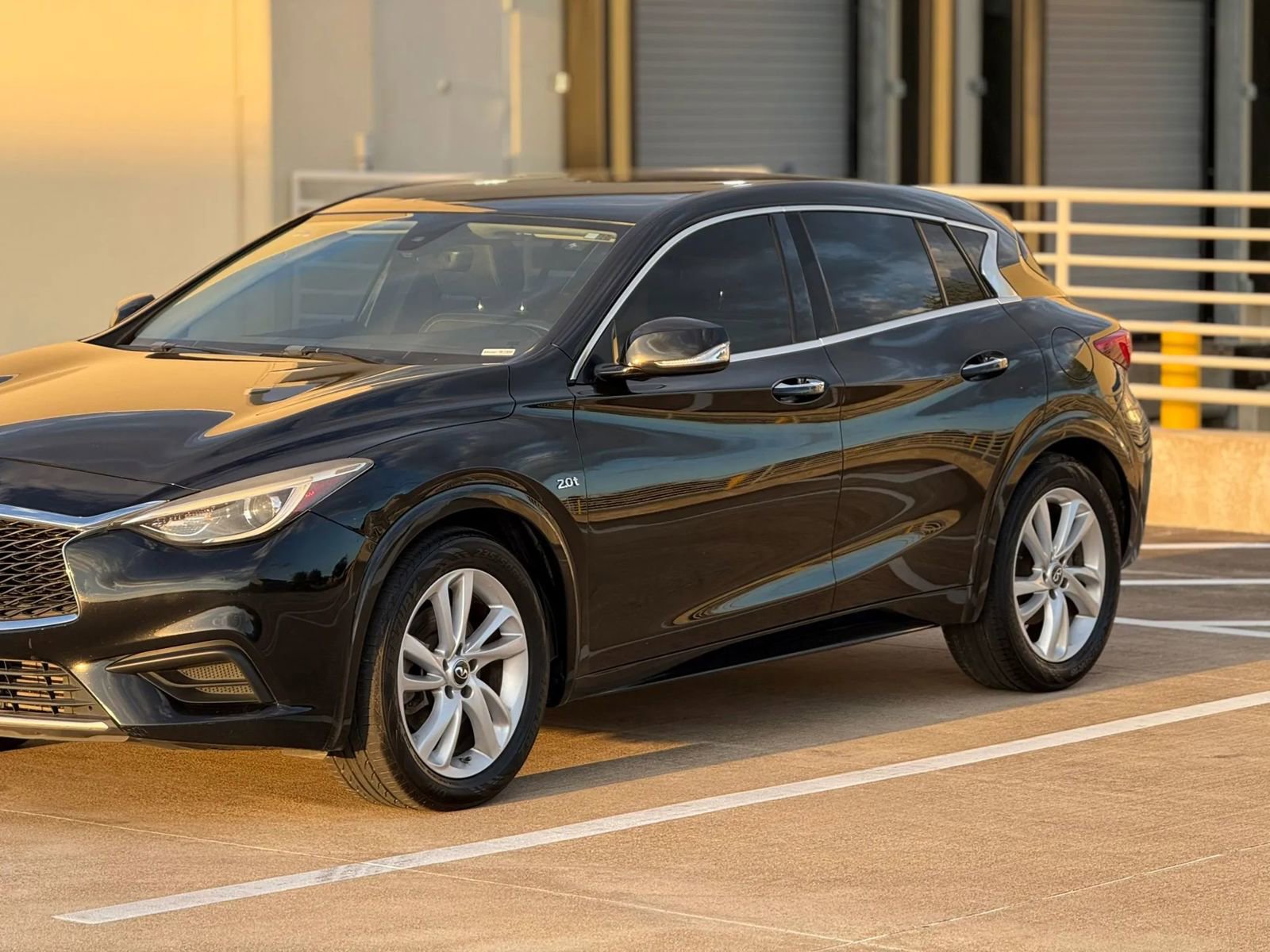 Used 2018 INFINITI QX30 w/ Cargo Package FWD image 4
