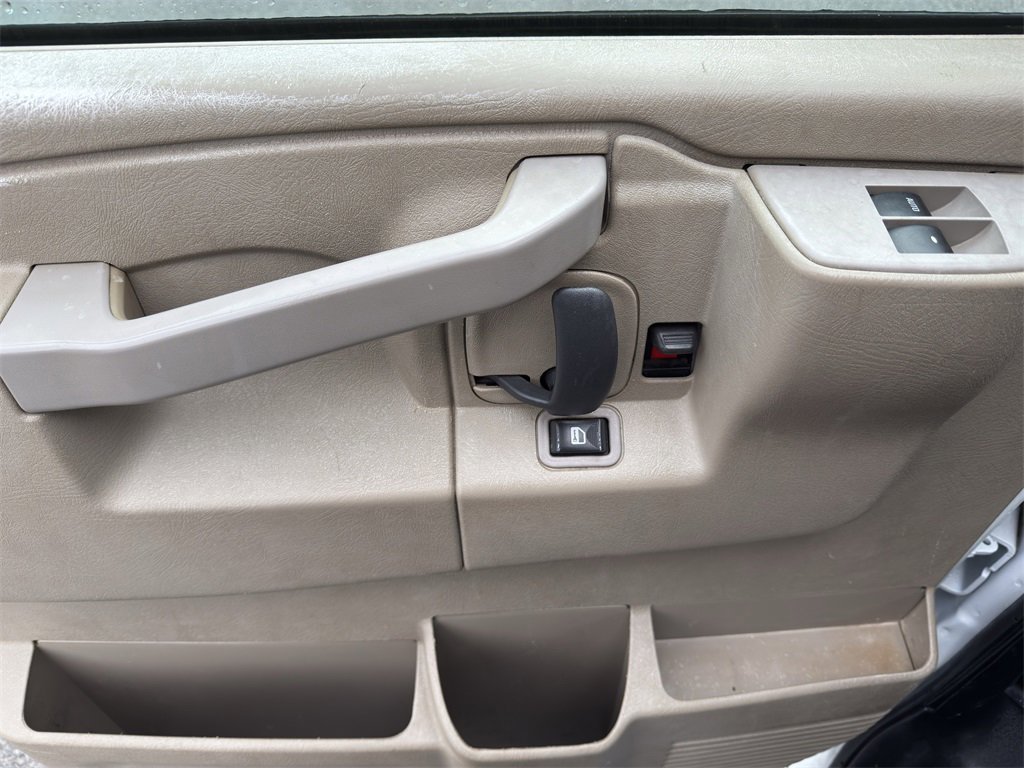 Used 2016 Chevrolet Express 3500 Extended image 21