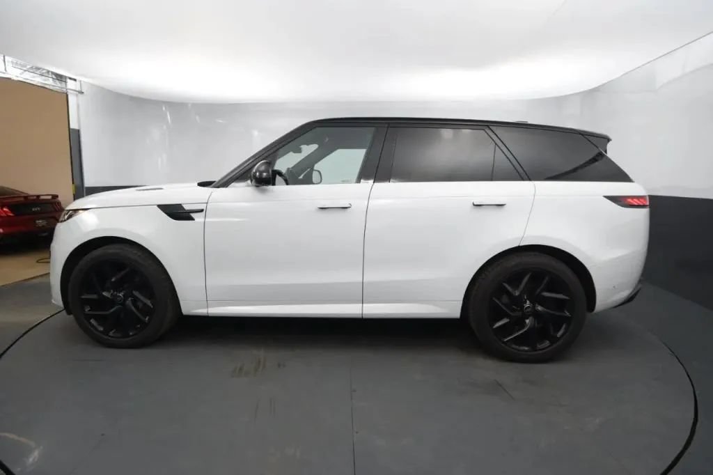 Used 2023 Land Rover Range Rover Sport SE Dynamic AWD/4WD image 2