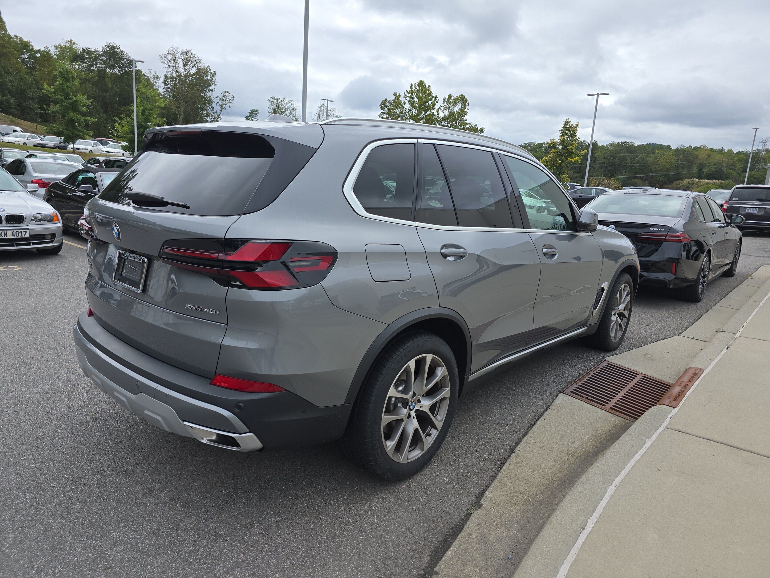 Used 2026 BMW X5 xDrive40i w/ Premium Package AWD/4WD image 2