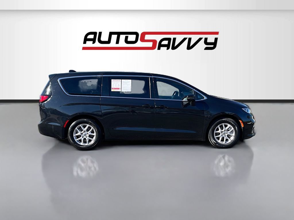Used 2023 Chrysler Pacifica Touring image 8