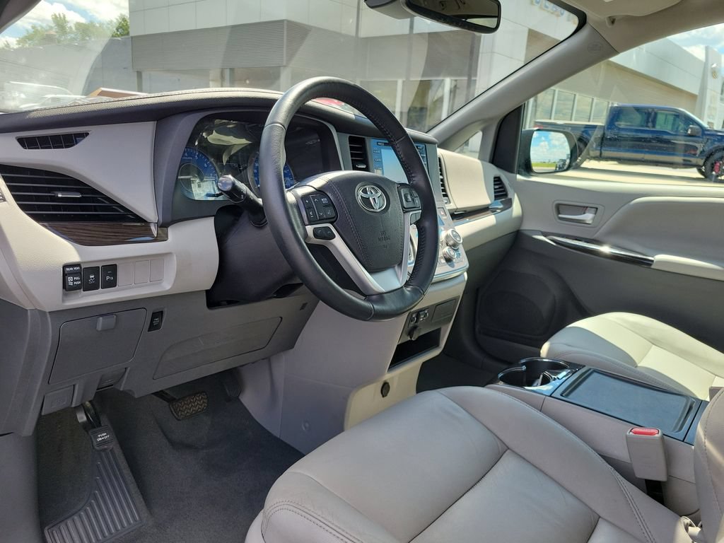 Used 2019 Toyota Sienna XLE w/ XLE Navigation Package FWD image 21