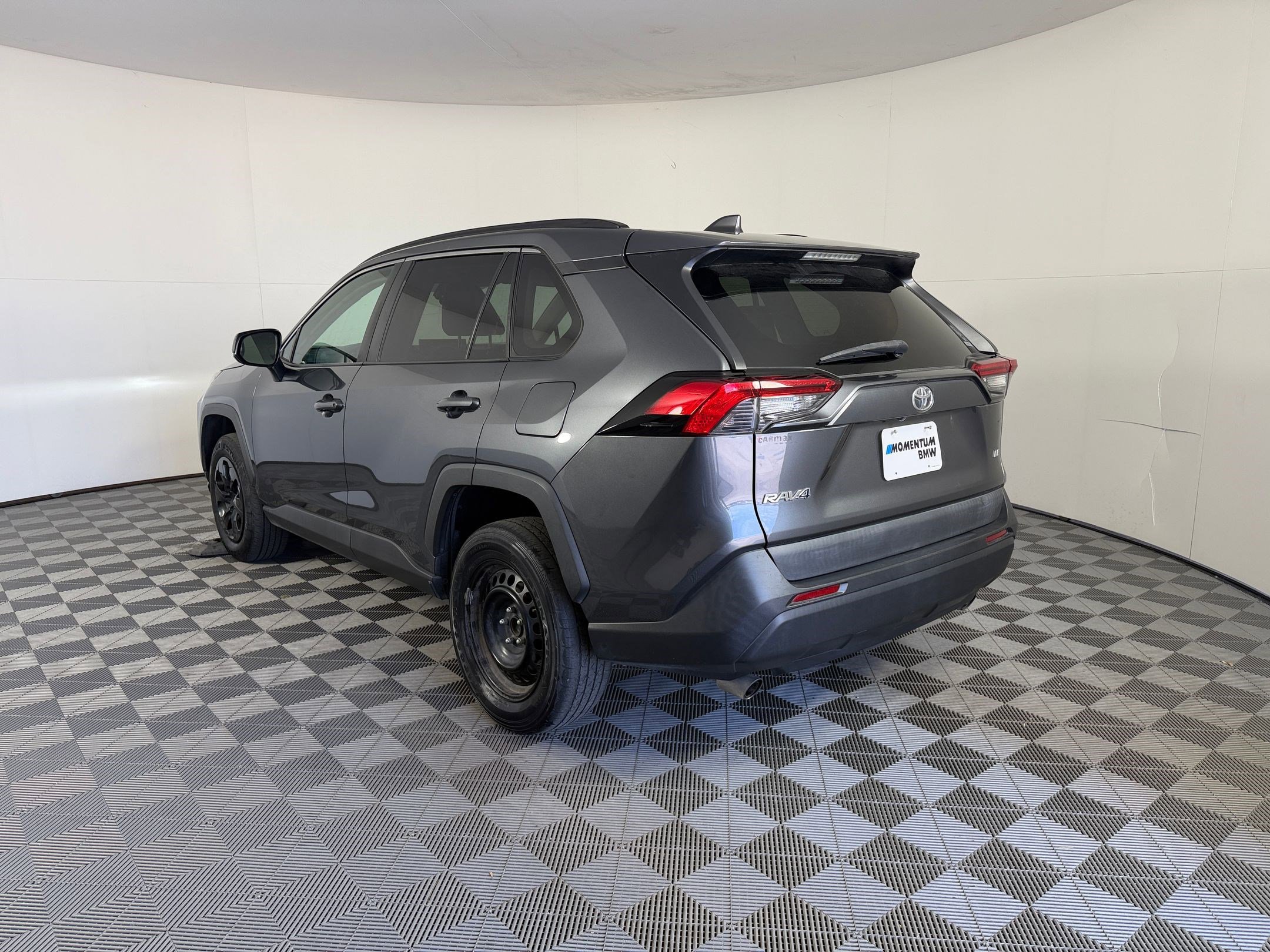 Used 2021 Toyota RAV4 LE FWD image 3