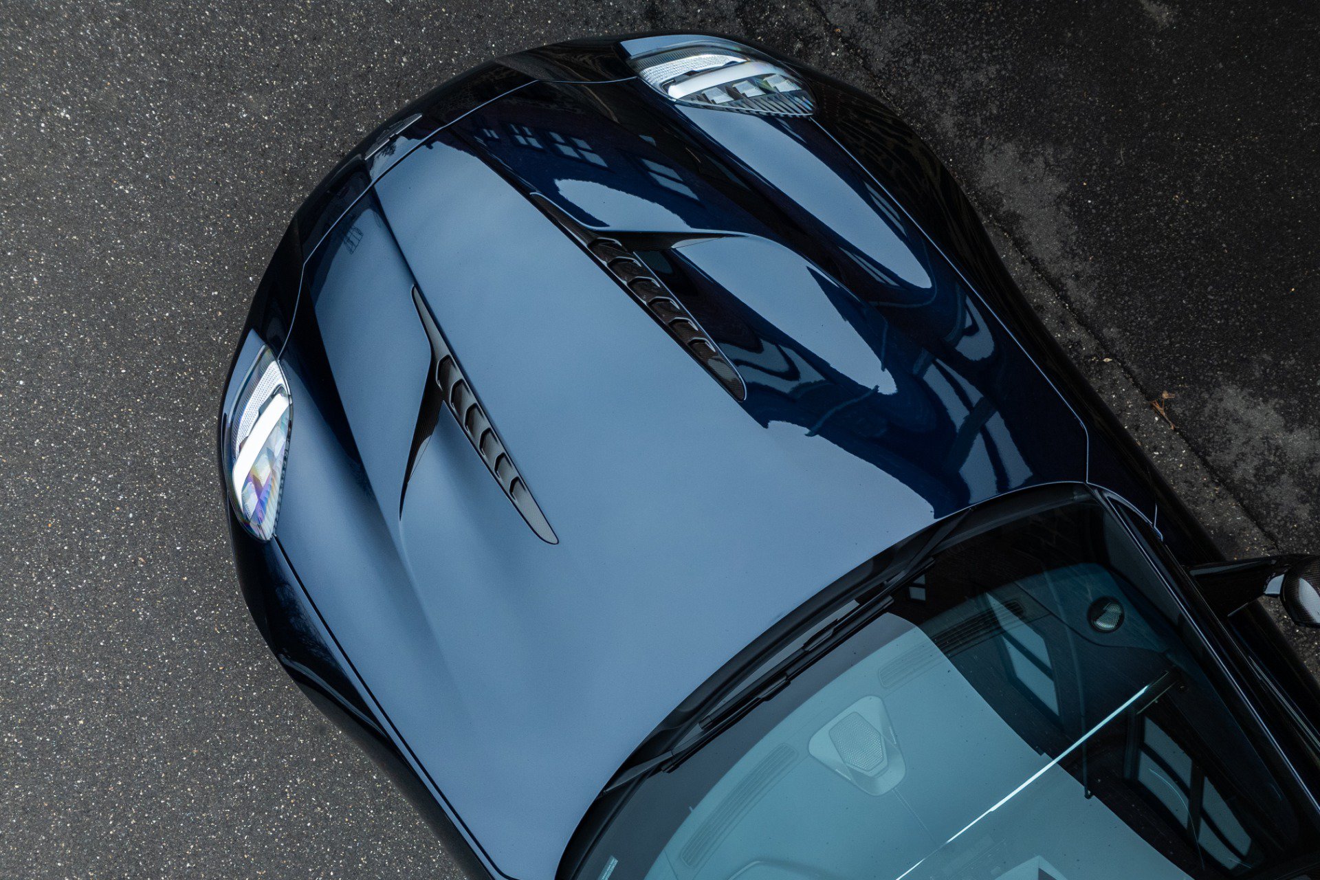 Used 2025 Aston Martin Vanquish RWD image 39