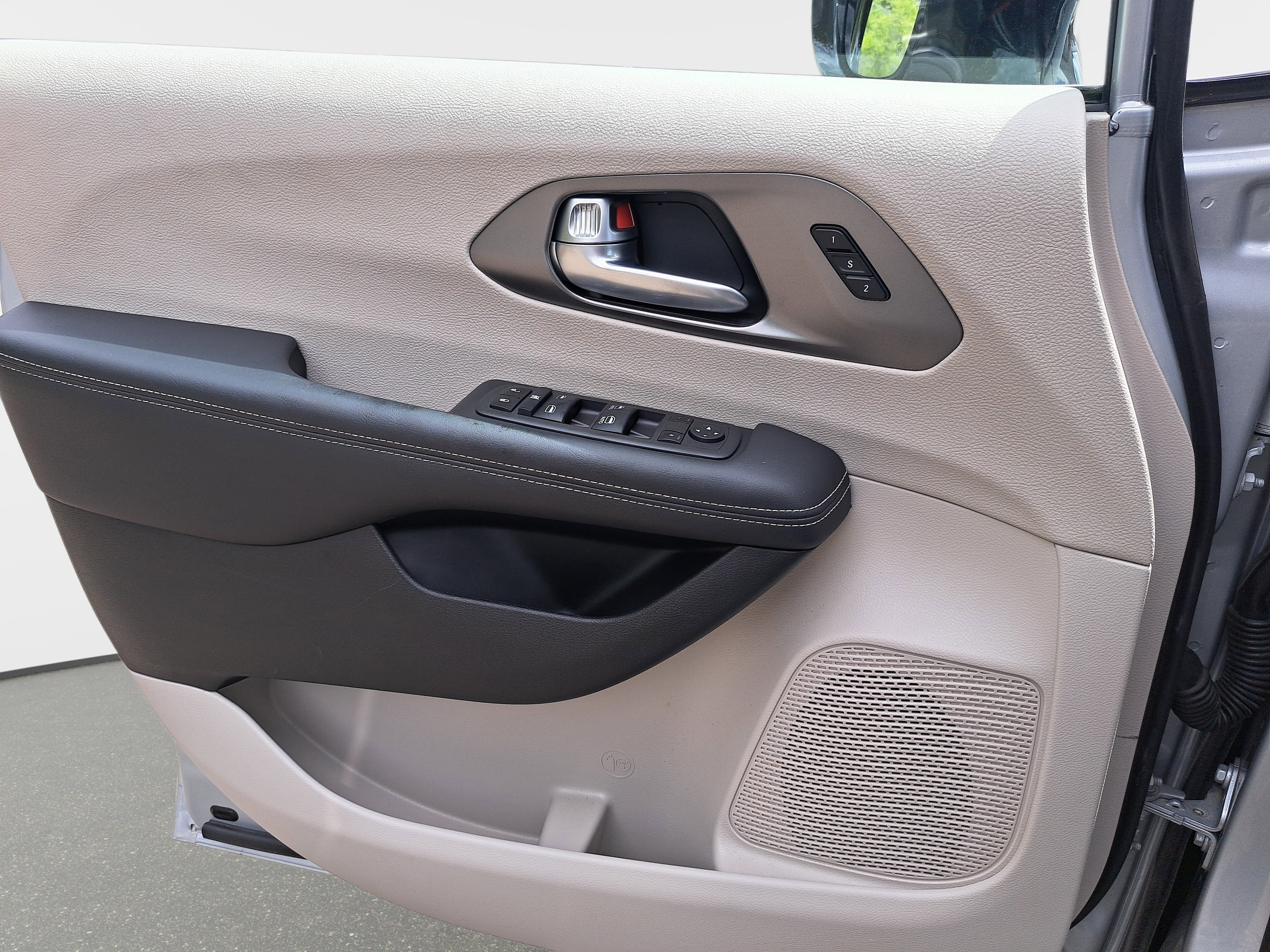 Used 2024 Chrysler Pacifica Touring-L FWD image 27